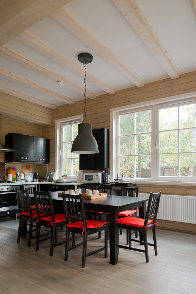 Imagen de comedor de cocina campestre con suelo de madera clara