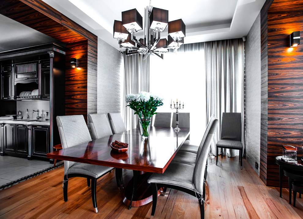 Пример оригинального дизайна: гостиная-столовая в стиле неоклассика (современная классика) с серыми стенами, паркетным полом среднего тона и коричневым полом