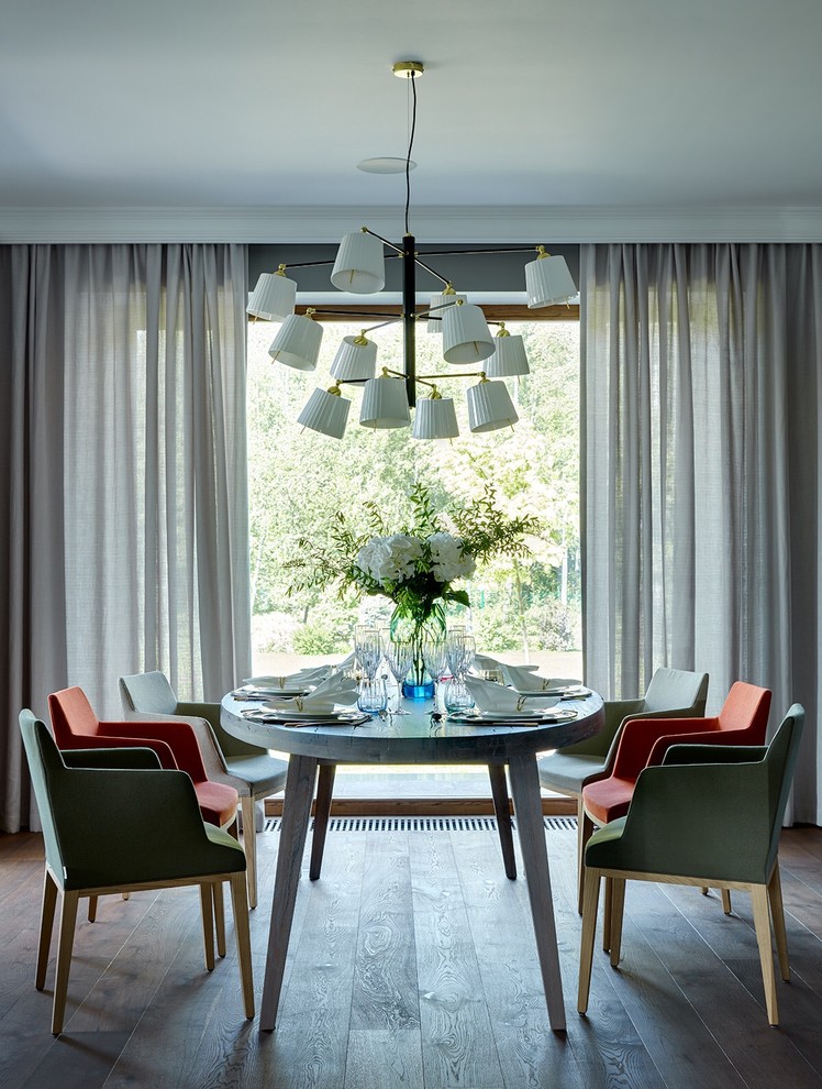 Idée de décoration pour une salle à manger ouverte sur le salon design avec parquet foncé.