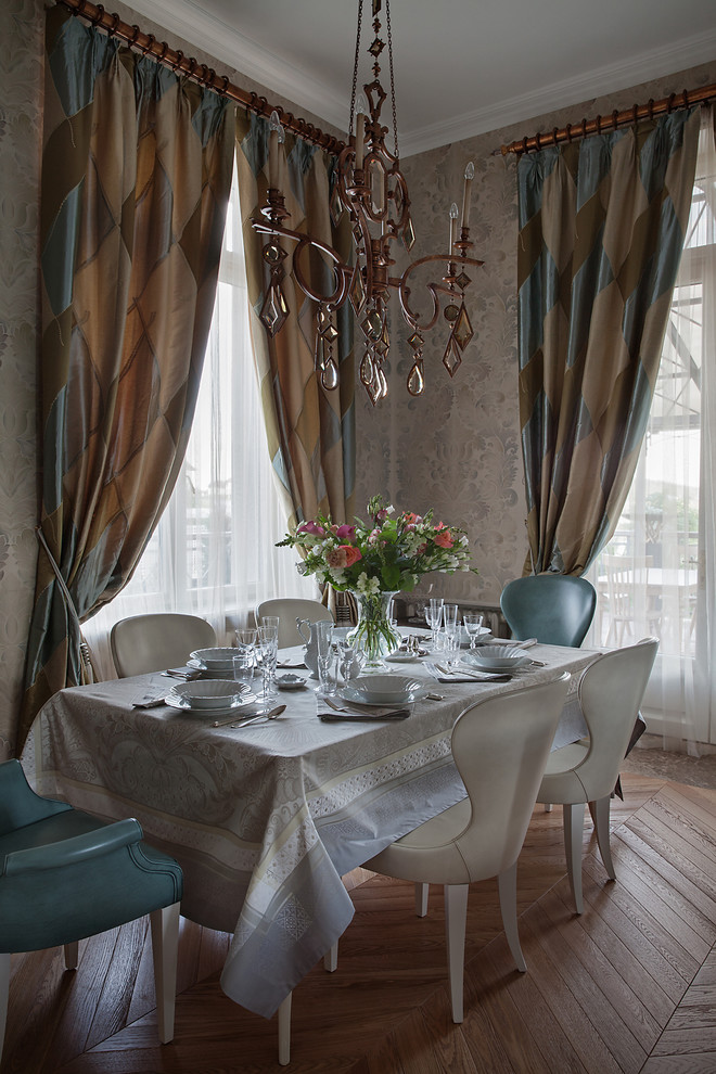 Idée de décoration pour une grande salle à manger ouverte sur le salon tradition avec un sol en bois brun et un mur gris.