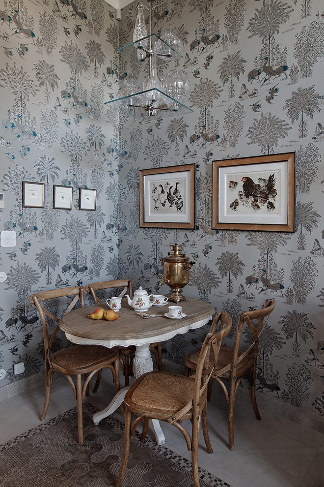 Idée de décoration pour une salle à manger style shabby chic fermée et de taille moyenne avec un mur gris et un sol en marbre.