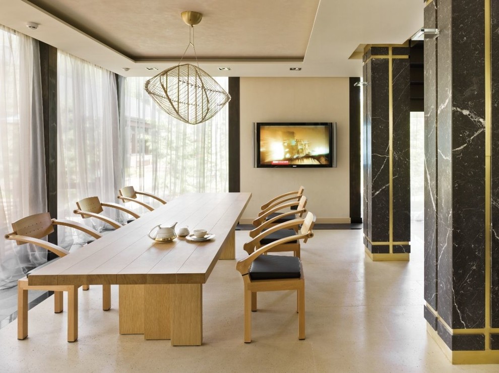 На фото: гостиная-столовая в современном стиле с бежевыми стенами и бежевым полом
