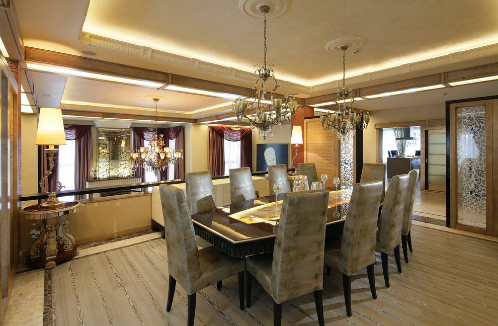 Aménagement d'une salle à manger classique avec un mur beige.