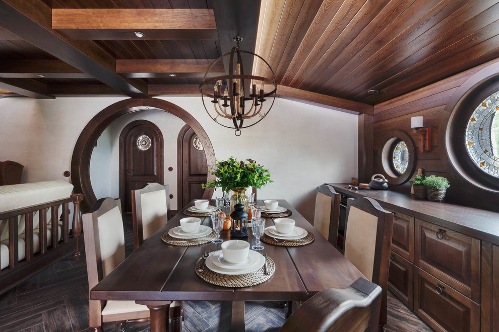На фото: кухня-столовая в стиле фьюжн с бежевыми стенами, полом из керамогранита и коричневым полом