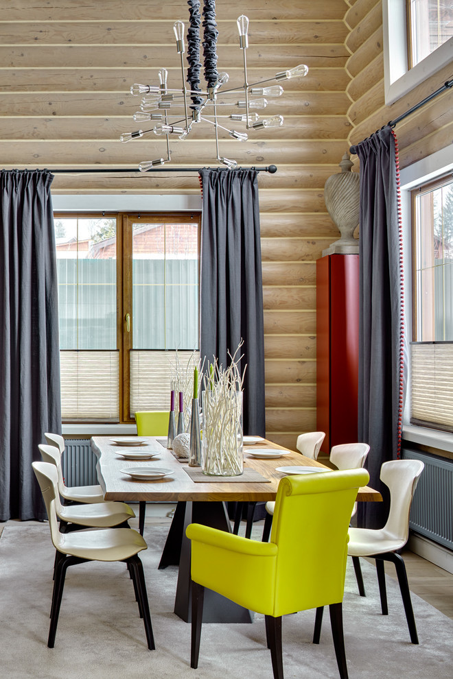 Diseño de comedor campestre con paredes beige, suelo de madera clara y suelo beige