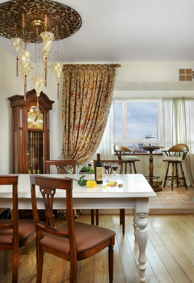 Пример оригинального дизайна: большая гостиная-столовая в средиземноморском стиле с бежевыми стенами