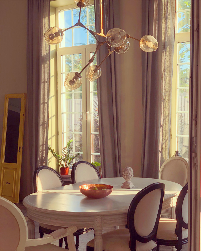 Стильный дизайн: столовая в стиле неоклассика (современная классика) с зелеными стенами и полом из керамогранита - последний тренд