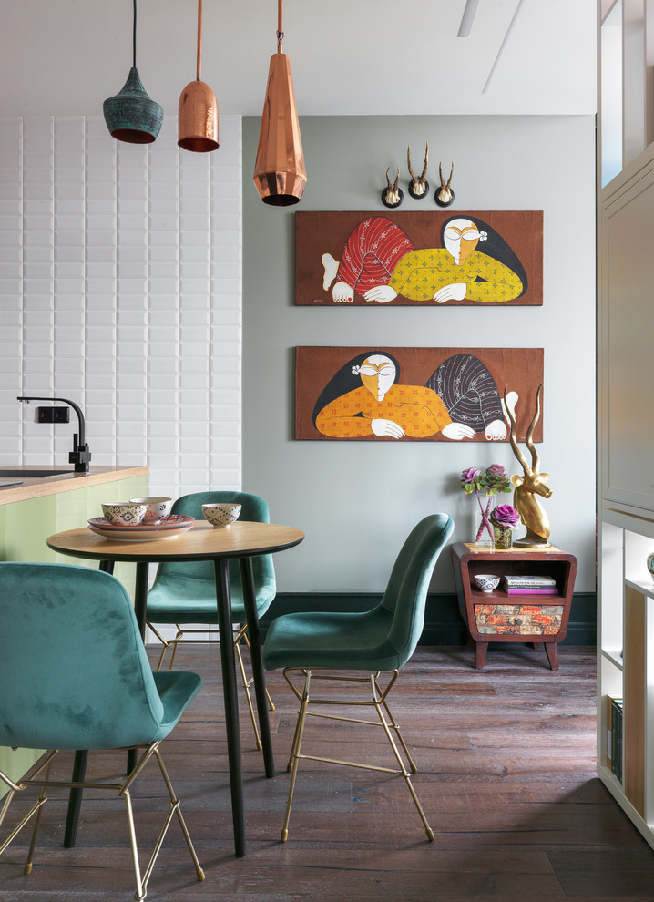 Esempio di una sala da pranzo aperta verso il soggiorno bohémian con pareti grigie, parquet scuro e pavimento marrone