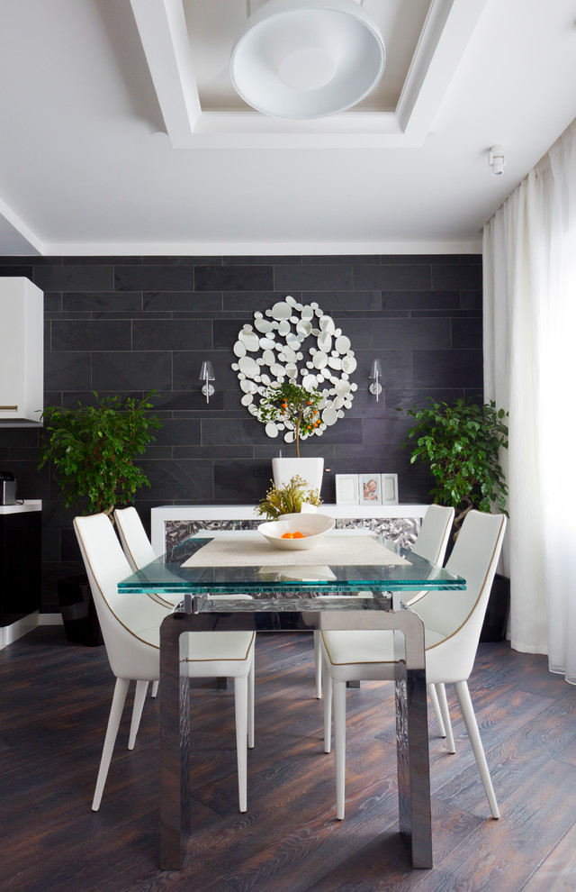 Idée de décoration pour une salle à manger ouverte sur la cuisine design de taille moyenne avec un mur blanc, parquet foncé, aucune cheminée et un sol noir.