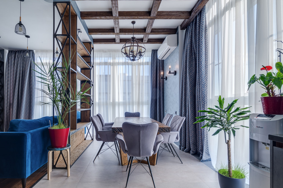 На фото: гостиная-столовая в современном стиле с серыми стенами и серым полом с