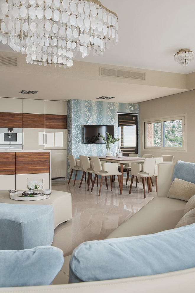 Foto di una sala da pranzo aperta verso il soggiorno minimal con pareti beige e pavimento beige