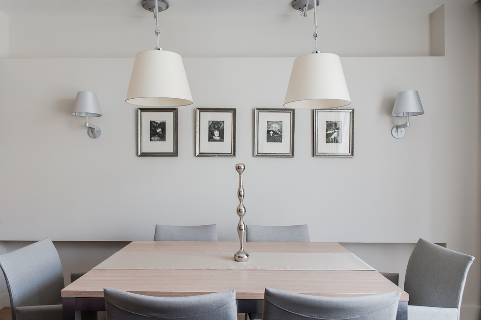 На фото: гостиная-столовая в современном стиле с белыми стенами с