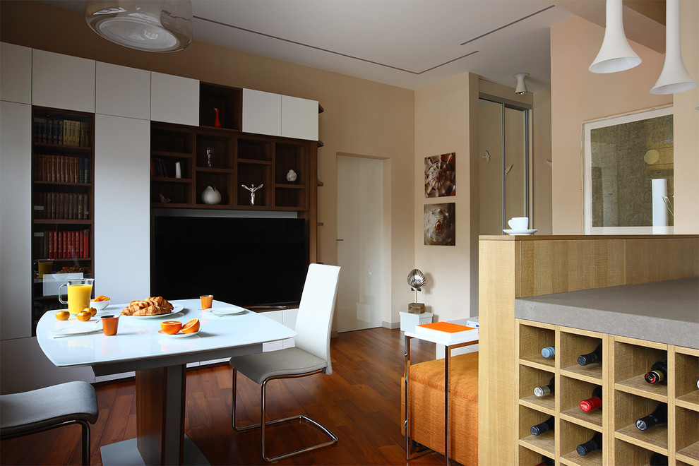 Пример оригинального дизайна: гостиная-столовая среднего размера в стиле лофт с бежевыми стенами, паркетным полом среднего тона и коричневым полом
