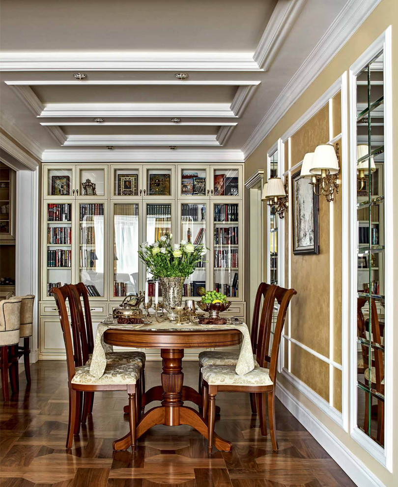 Ispirazione per una sala da pranzo aperta verso il soggiorno classica con pareti beige, parquet scuro e pavimento marrone