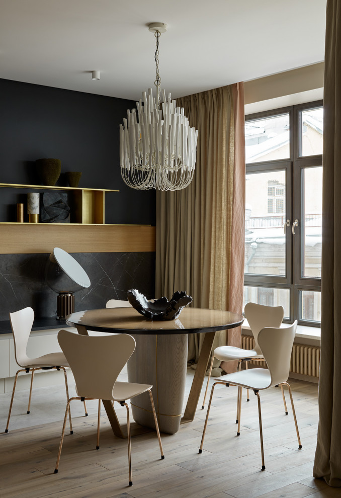 Idées déco pour une salle à manger contemporaine avec un mur noir, parquet clair et un sol beige.