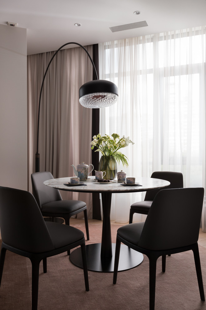 Стильный дизайн: столовая в современном стиле с фиолетовыми стенами, ковровым покрытием и розовым полом - последний тренд