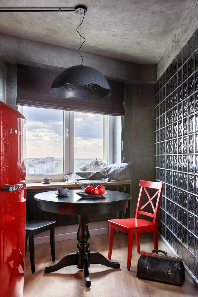 Idées déco pour une petite salle à manger contemporaine avec un mur gris, parquet clair et un sol beige.