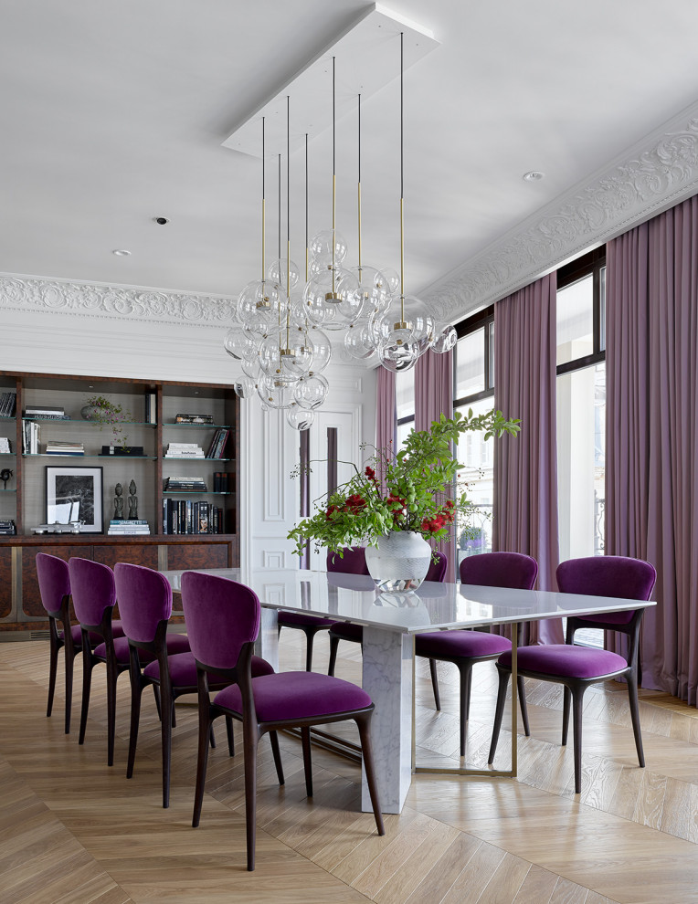 Esempio di una grande sala da pranzo aperta verso il soggiorno design con pareti bianche, parquet chiaro e pavimento marrone