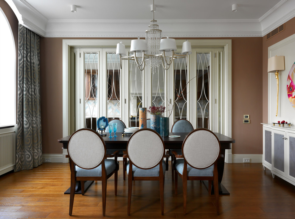 Пример оригинального дизайна: гостиная-столовая среднего размера в стиле неоклассика (современная классика) с коричневыми стенами, паркетным полом среднего тона и коричневым полом без камина