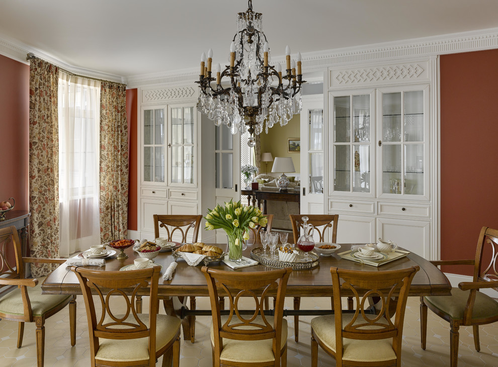 Пример оригинального дизайна: кухня-столовая в классическом стиле с красными стенами и полом из керамической плитки