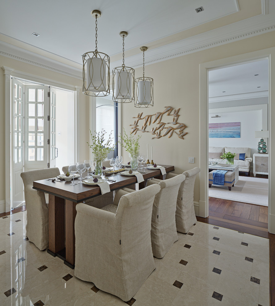 Aménagement d'une salle à manger ouverte sur la cuisine contemporaine avec un mur beige, un sol en marbre et un sol beige.