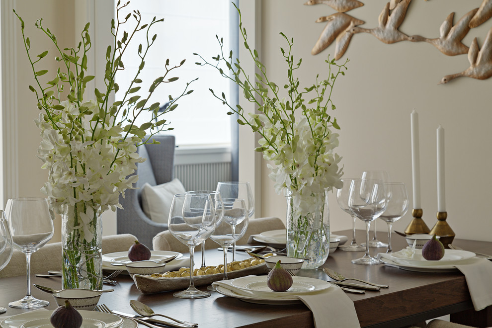 Ispirazione per una sala da pranzo aperta verso la cucina minimal con pareti beige