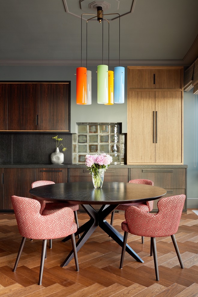 Idée de décoration pour une salle à manger ouverte sur la cuisine vintage avec un sol marron et un sol en bois brun.