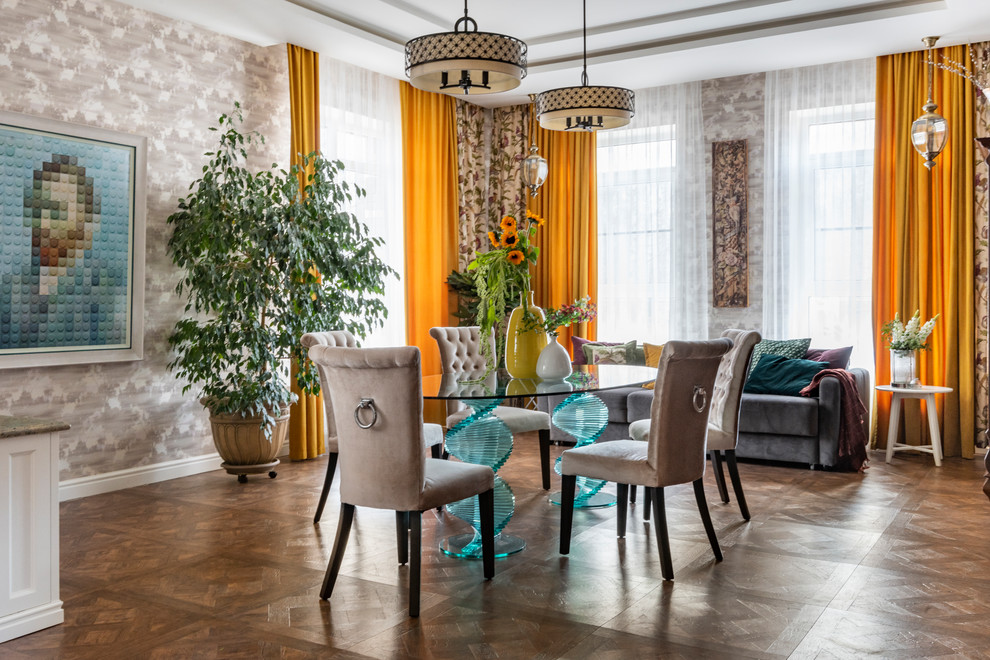 Réalisation d'une salle à manger bohème avec un mur gris, parquet foncé et un sol marron.