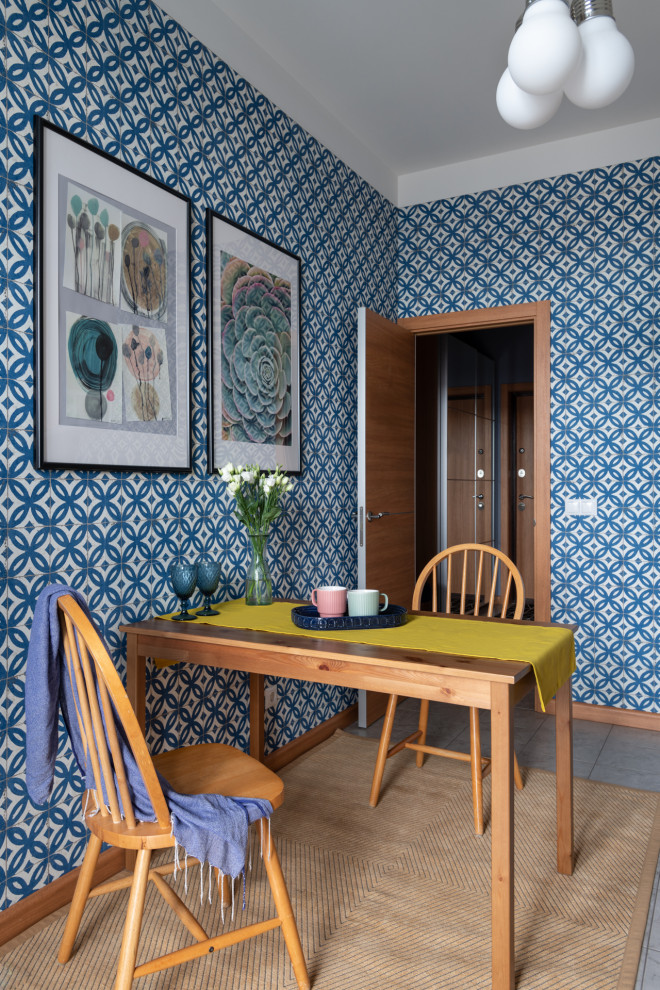 Свежая идея для дизайна: кухня-столовая среднего размера в современном стиле с синими стенами, серым полом и обоями на стенах - отличное фото интерьера
