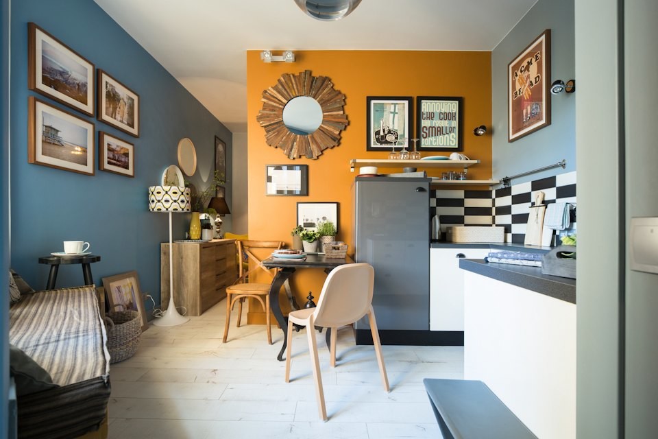 Modelo de comedor de cocina ecléctico pequeño con paredes azules y suelo blanco