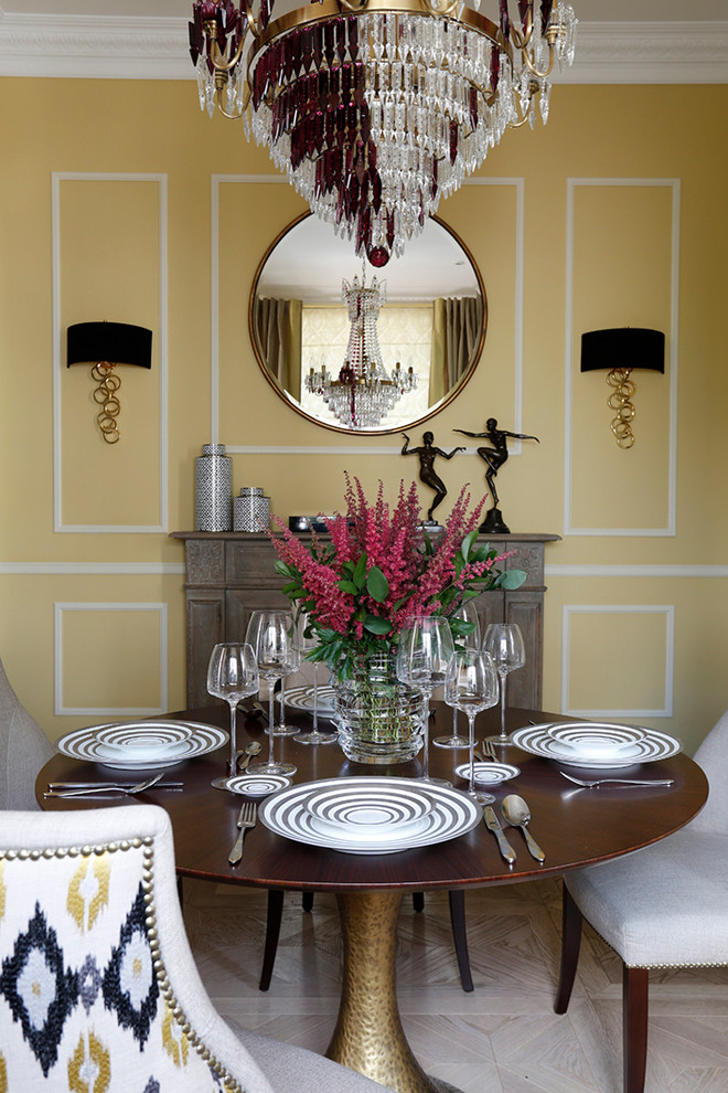Exemple d'une salle à manger éclectique avec un mur jaune et parquet clair.