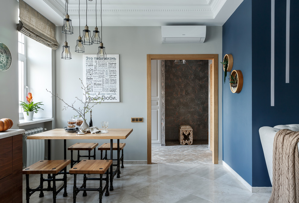 Idee per una sala da pranzo contemporanea con pavimento beige