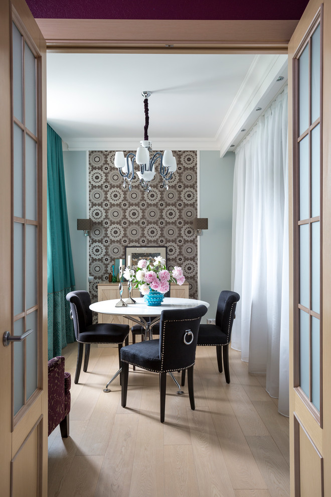 Immagine di una piccola sala da pranzo contemporanea con pareti grigie, pavimento in legno massello medio, pavimento beige, soffitto ribassato e carta da parati