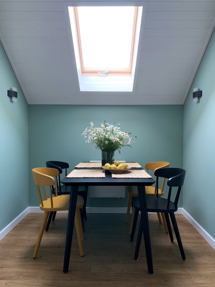 На фото: столовая в современном стиле с синими стенами, паркетным полом среднего тона, коричневым полом, потолком из вагонки и сводчатым потолком