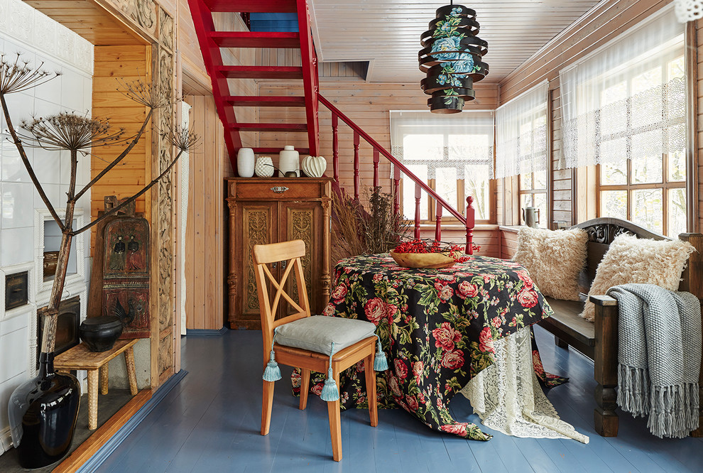 Foto di una sala da pranzo country chiusa con pareti beige, pavimento in legno verniciato e pavimento blu