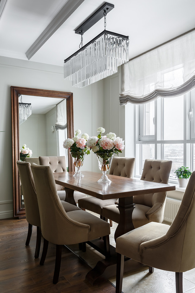 Esempio di una sala da pranzo aperta verso il soggiorno tradizionale con pareti grigie, pavimento in legno massello medio e pavimento marrone