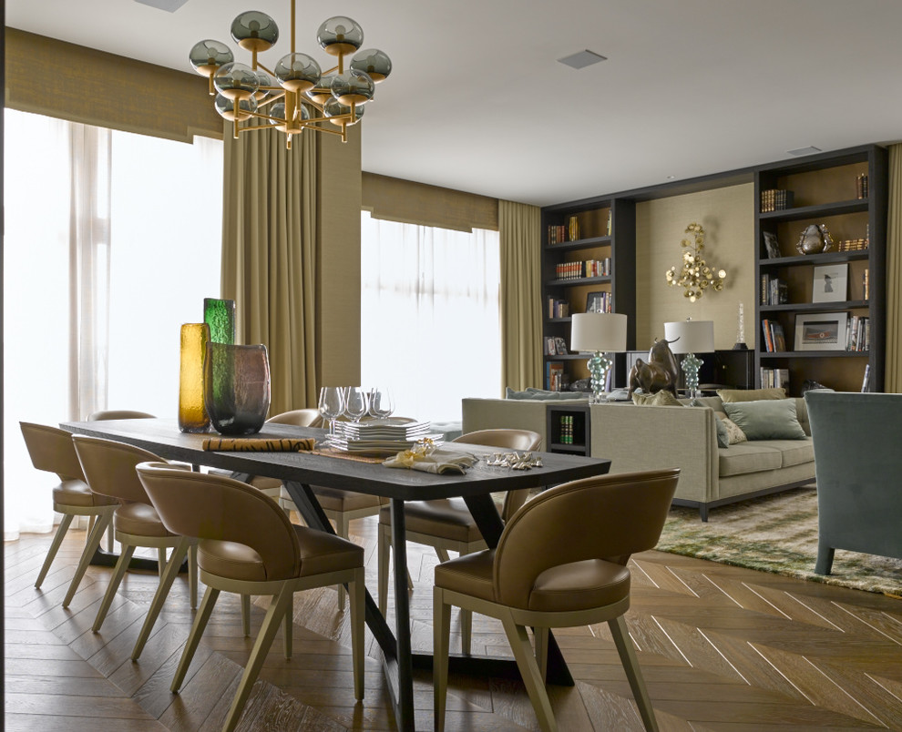 Diseño de comedor minimalista abierto con paredes beige y suelo de madera en tonos medios