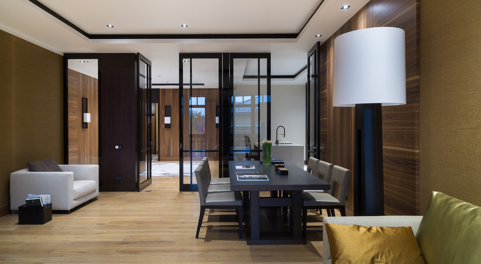 Источник вдохновения для домашнего уюта: большая гостиная-столовая в современном стиле с паркетным полом среднего тона, коричневыми стенами и коричневым полом