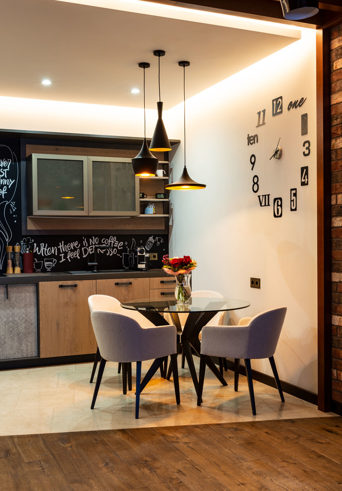 Idées déco pour une petite salle à manger ouverte sur la cuisine industrielle avec un mur blanc et un sol beige.