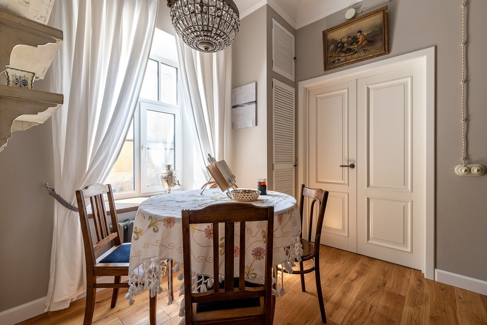 Источник вдохновения для домашнего уюта: маленькая столовая в стиле кантри с серыми стенами и деревянным полом для на участке и в саду