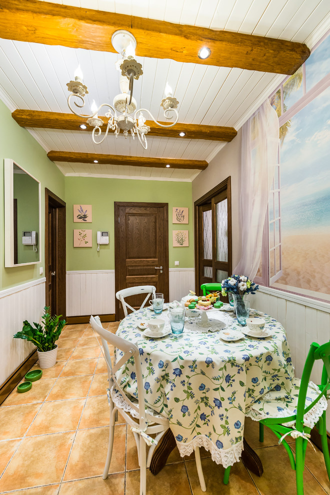 Стильный дизайн: столовая в классическом стиле с зелеными стенами, полом из керамической плитки и оранжевым полом - последний тренд