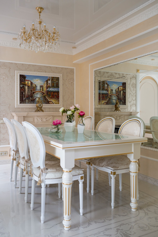 Geschlossenes, Mittelgroßes Klassisches Esszimmer mit beiger Wandfarbe, Porzellan-Bodenfliesen, Kamin, Kaminumrandung aus Stein und weißem Boden in Moskau