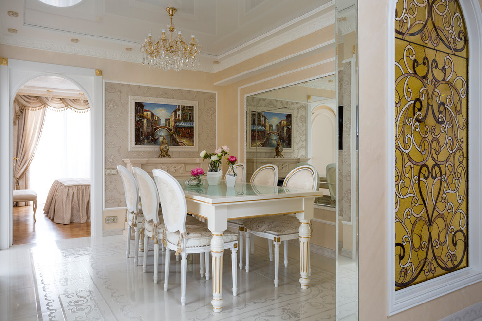 Dining room - mid-sized traditional dining room idea in Moscow