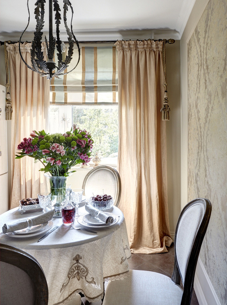 Imagen de comedor tradicional con paredes beige y cortinas