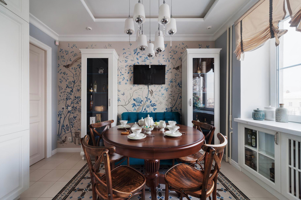 Inspiration för ett vintage kök med matplats, med klinkergolv i porslin, blå väggar och beiget golv
