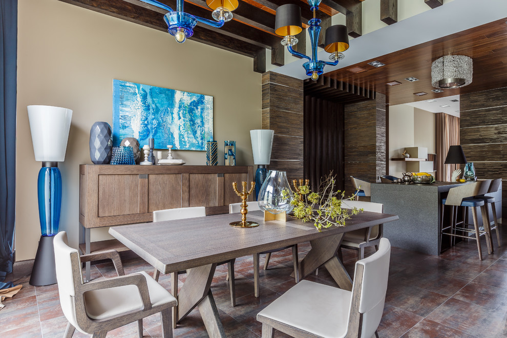 Foto di una sala da pranzo aperta verso la cucina minimal con pareti beige, nessun camino e pavimento marrone
