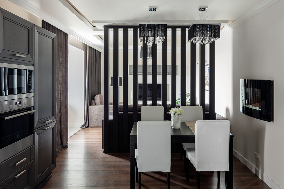 Esempio di una piccola sala da pranzo aperta verso il soggiorno minimal con pareti beige, pavimento in legno massello medio e pavimento marrone