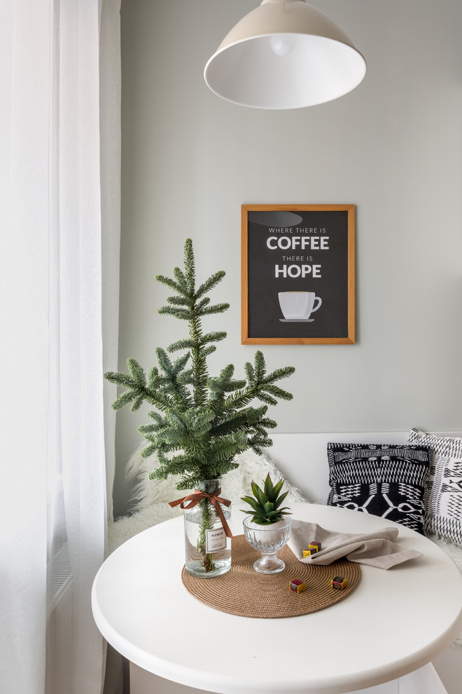 Idées déco pour une salle à manger ouverte sur la cuisine scandinave avec un mur gris, parquet clair et un sol beige.