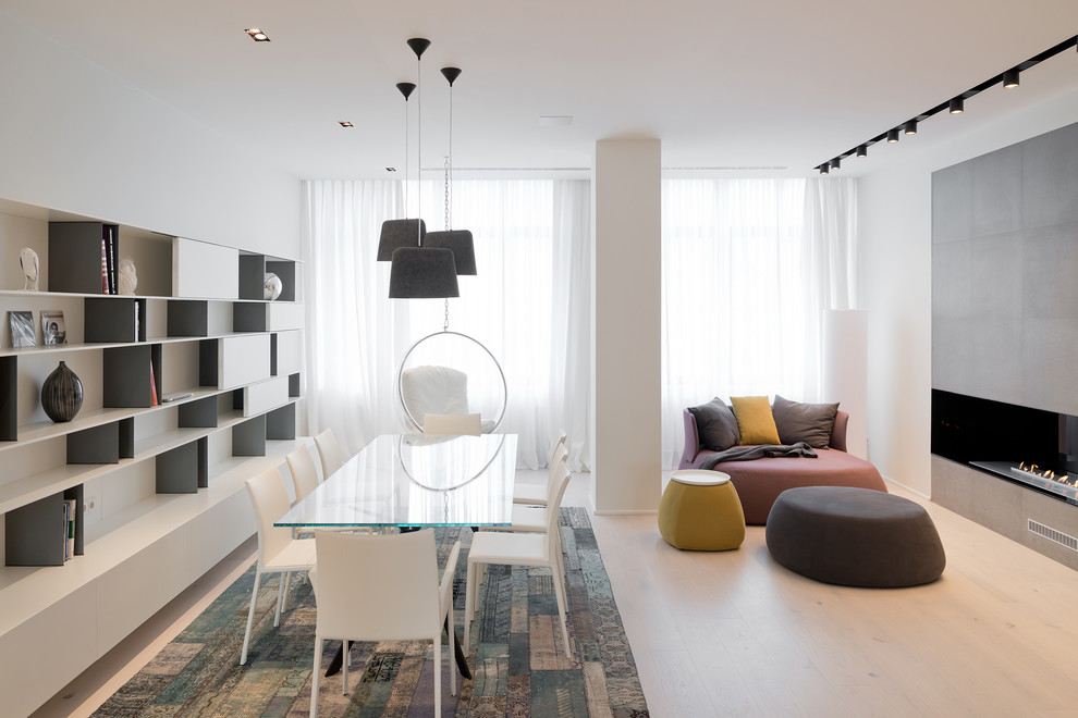 Стильный дизайн: гостиная-столовая в современном стиле с белыми стенами, светлым паркетным полом, горизонтальным камином, фасадом камина из плитки и бежевым полом - последний тренд