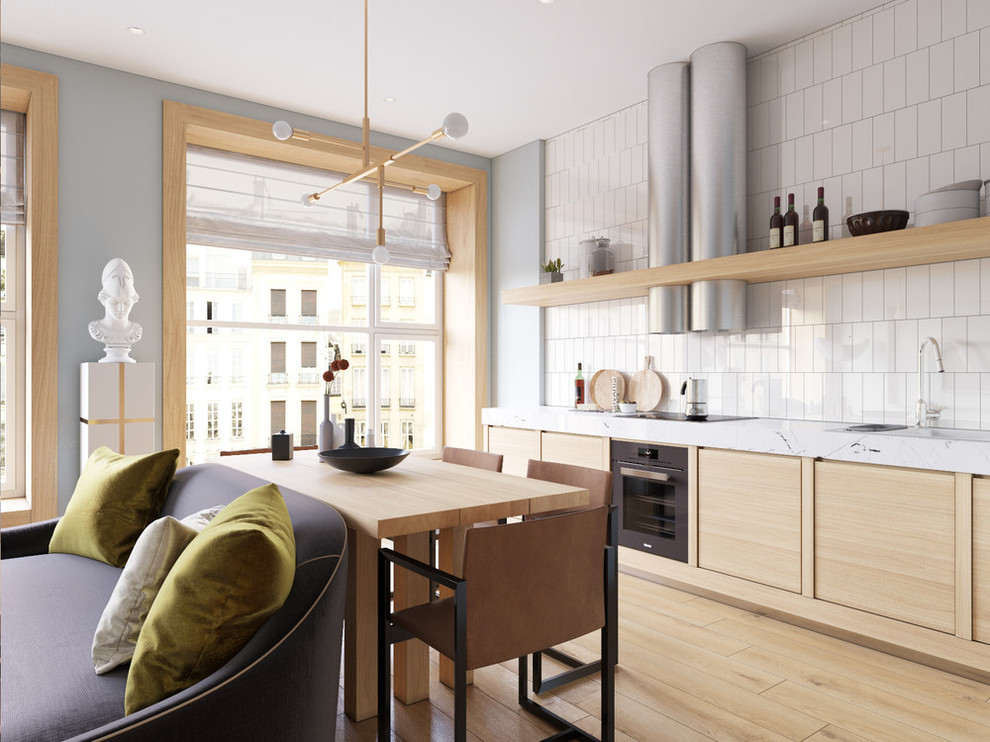 Immagine di una sala da pranzo aperta verso il soggiorno contemporanea di medie dimensioni con pareti bianche, pavimento in legno massello medio e pavimento beige